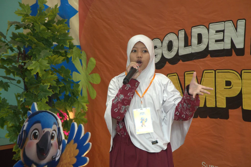 Peserta anak perempuan berhijab tampil berani dengan mikrofon dan gestur tangan di babak kualifikasi GEC 2026