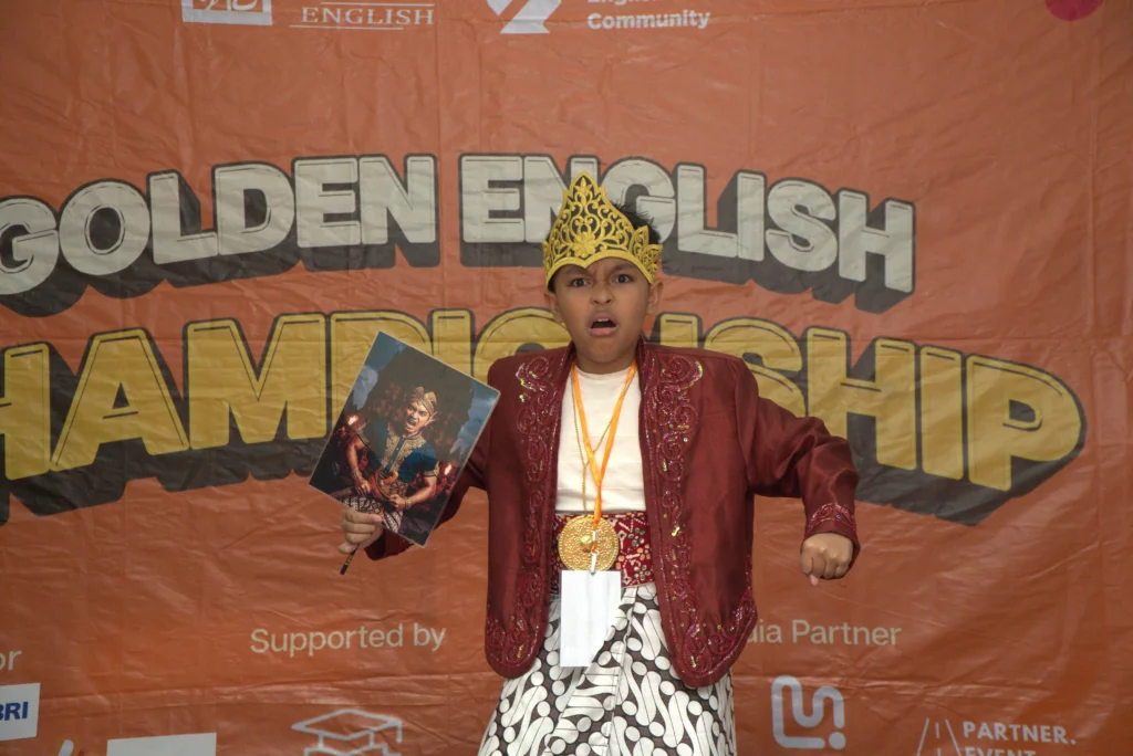 Finalis cilik Story Telling mengenakan kostum tradisional dan berekspresi totalitas di panggung Grand Final GEC 2026